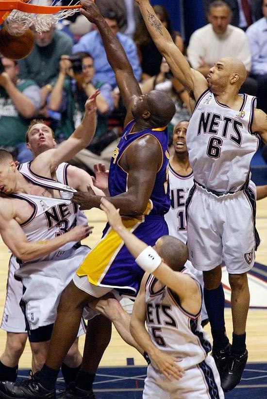 西甲榜首之争再次白热化（西甲榜首争夺战再度升温）