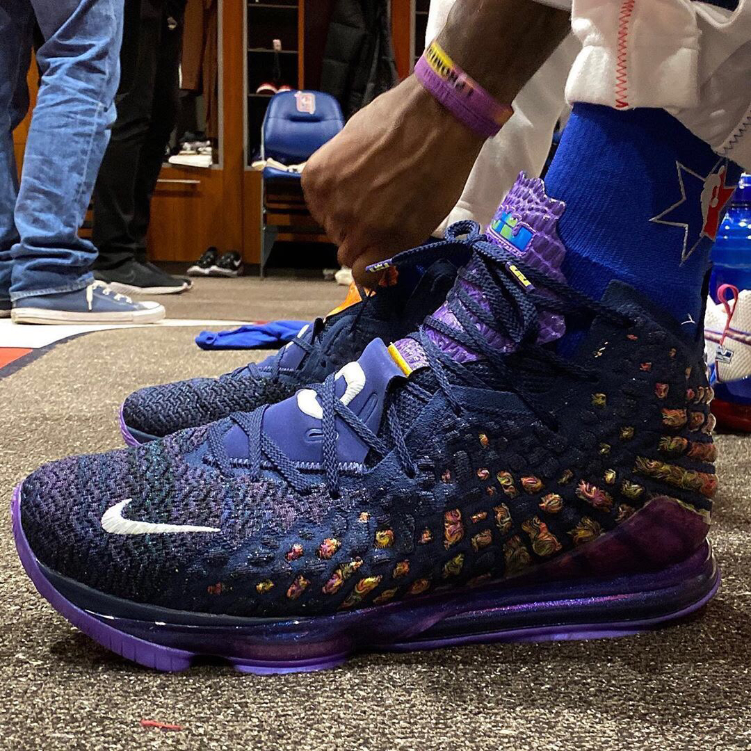 网友在梅西夜访诺坎普时偶遇他，梅西还向镜头打了招呼（夜访诺坎普的梅西被网友偶遇，并向镜头致意）